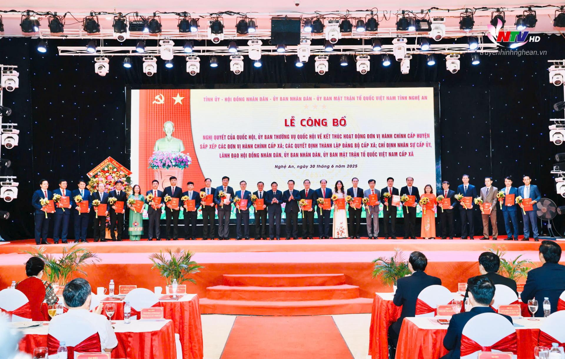 Đồng chí Nguyễn Đức Trung - Bí thư Tỉnh uỷ và đồng chí Lê Hồng Vinh - Phó Bí thư Tỉnh uỷ, Chủ tịch UBND tỉnh trao Quyết định cho lãnh đạo các xã, phường.