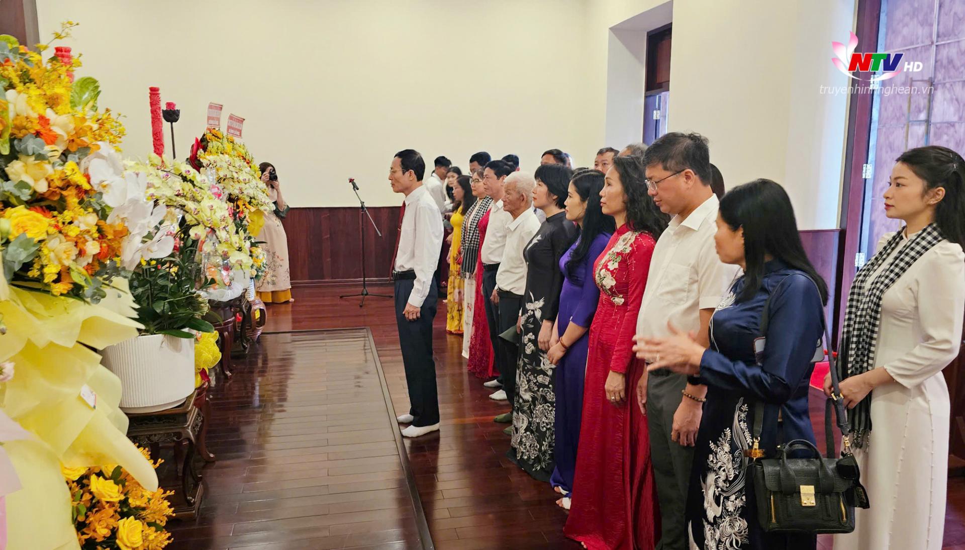 Đoàn đại biểu thành kính tưởng niệm Chủ tịch Hồ Chí Minh.