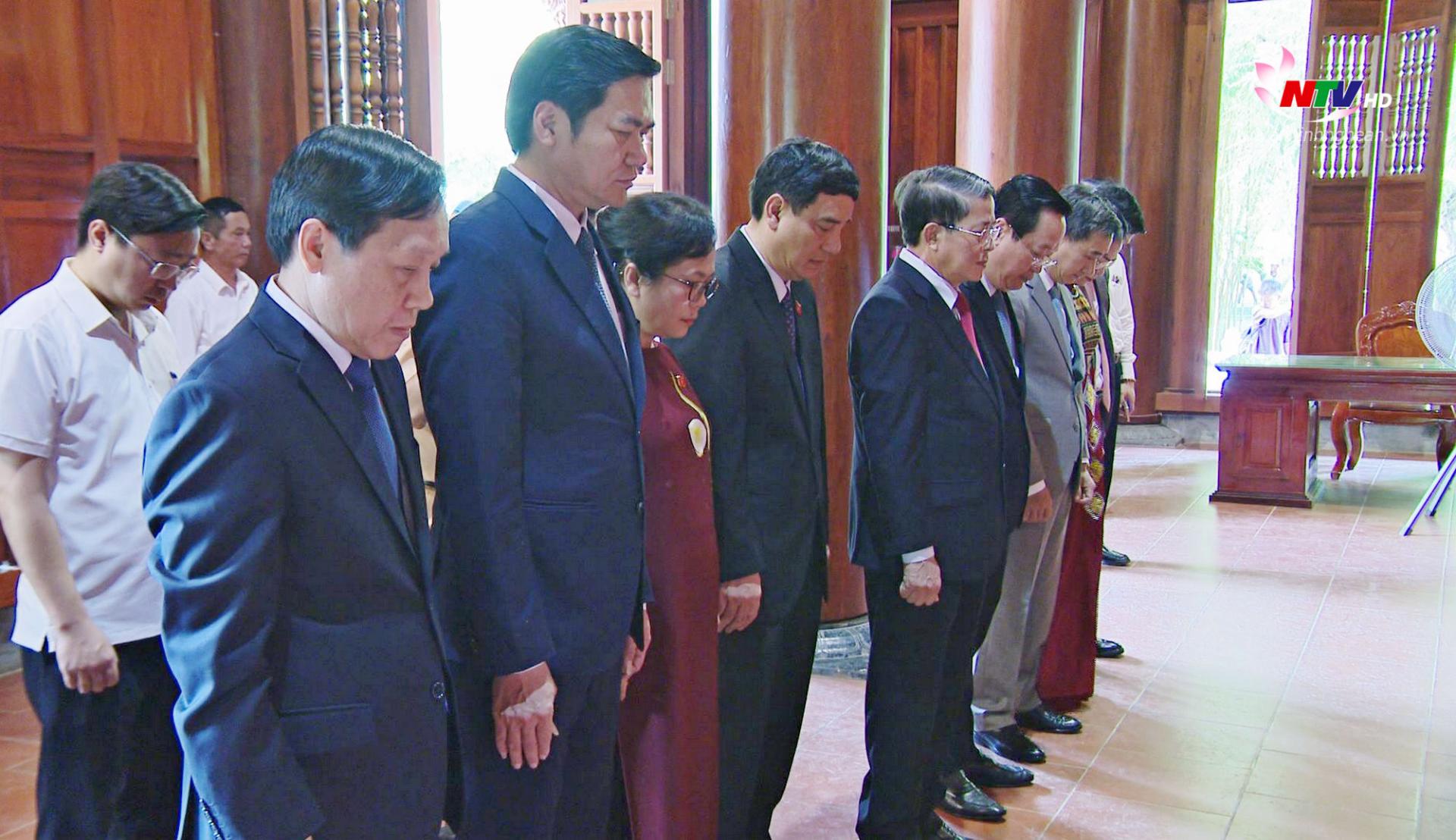 Phó Chủ tịch Quốc hội Nguyễn Đức Hải cùng đoàn đại biểu tưởng niệm, bày tỏ tấm lòng thành kính và biết ơn vô hạn công lao to lớn của Chủ tịch Hồ Chí Minh.