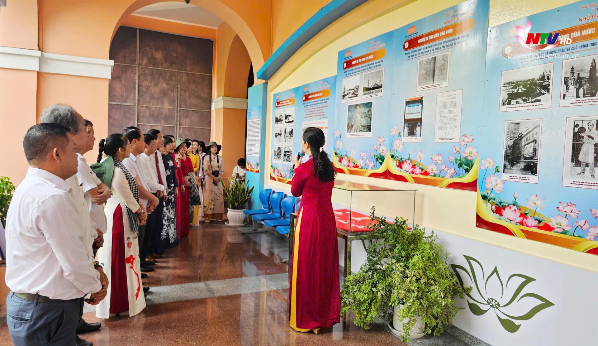 Đoàn đại biểu nghe thuyết minh về hành trình đi tìm đường cứu nước của người thanh niên Nguyễn Ái Quốc.