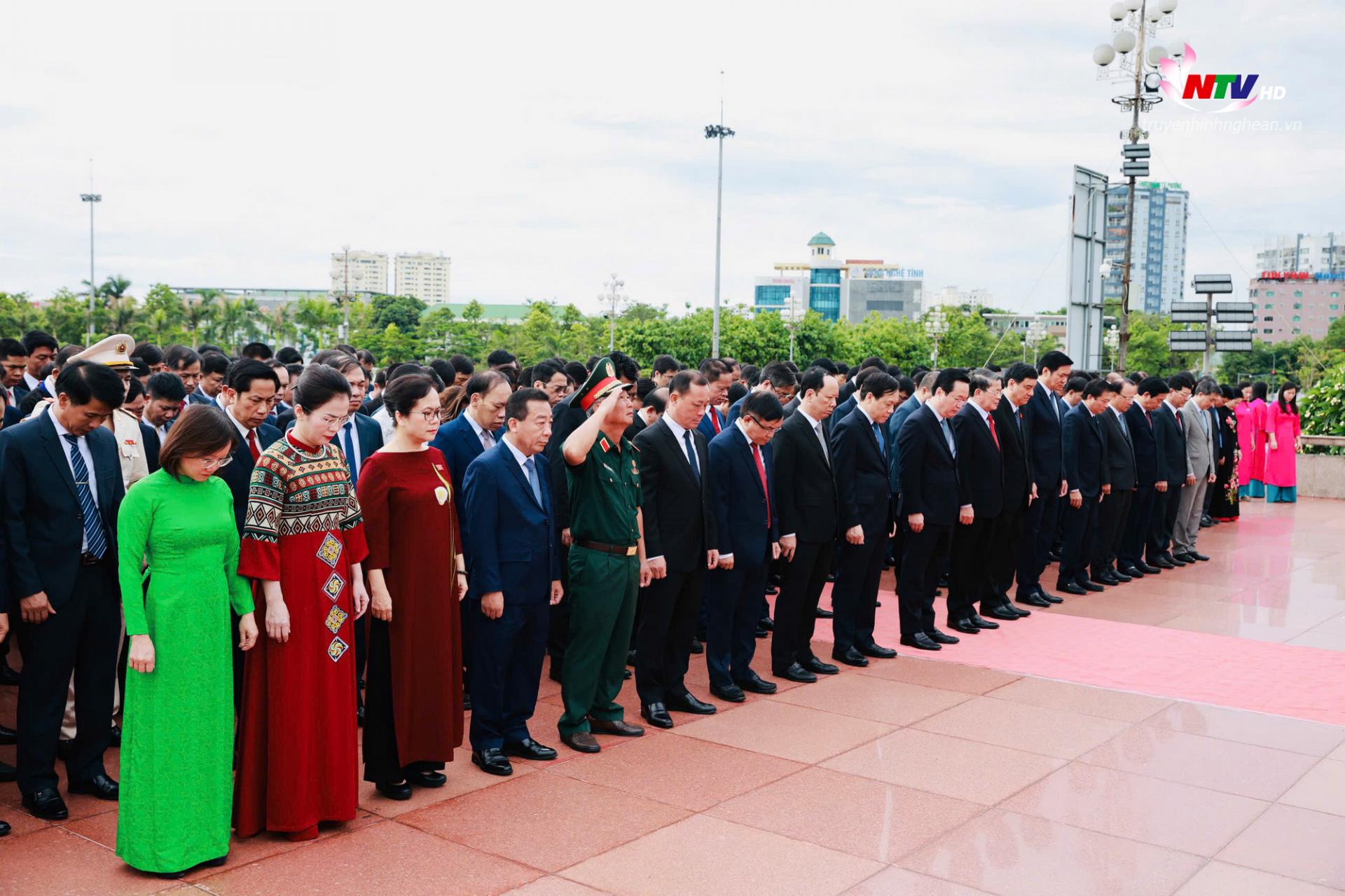 Đoàn đại biểu thành kính tưởng niệm Chủ tịch Hồ Chí Minh.