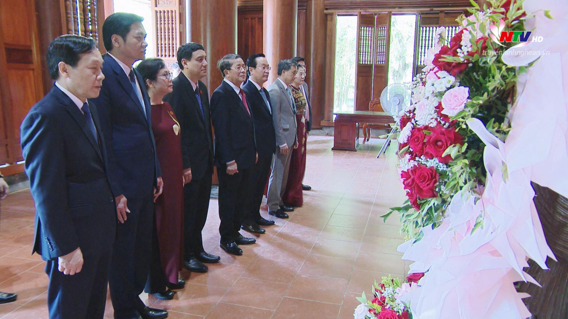 Đồng chí Nguyễn Đức Hải - Ủy viên Ban Chấp hành Trung ương Đảng, Phó Chủ tịch Quốc hội cùng đoàn đại biểu Trung ương, tỉnh Nghệ An về Khu Di tích Kim Liên thành kính dâng hoa, dâng hương tưởng niệm Chủ tịch Hồ Chí Minh. 