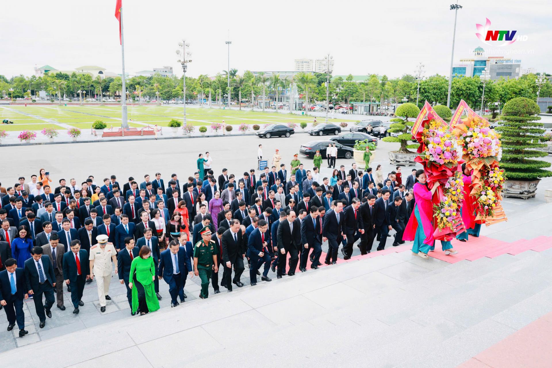 Đoàn đại biểu Trung ương và tỉnh Nghệ An dâng hoa tưởng niệm Chủ tịch Hồ Chí Minh tại Quảng trường mang tên Người.