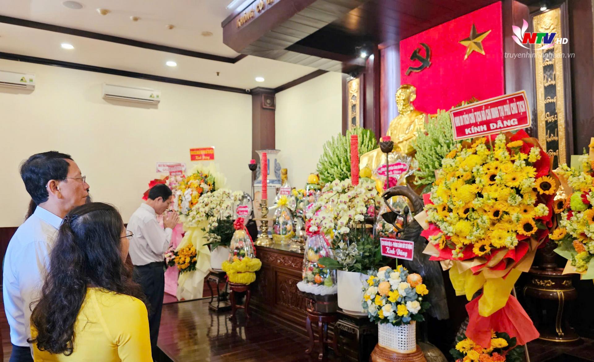 Đồng chí Hoàng Văn Nhiên - Phó Bí thư Đảng ủy, Trưởng Ban Tuyên giáo và Dân vận Đảng ủy UBND tỉnh dâng hương Chủ tịch Hồ Chí Minh.