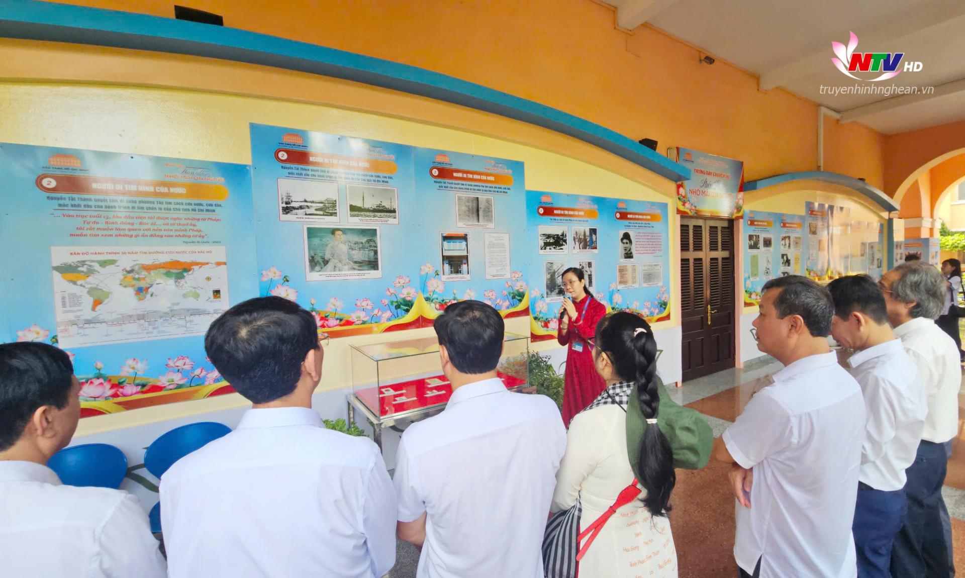 Đoàn đại biểu nghe thuyết minh về hành trình đi tìm đường cứu nước của người thanh niên Nguyễn Ái Quốc.