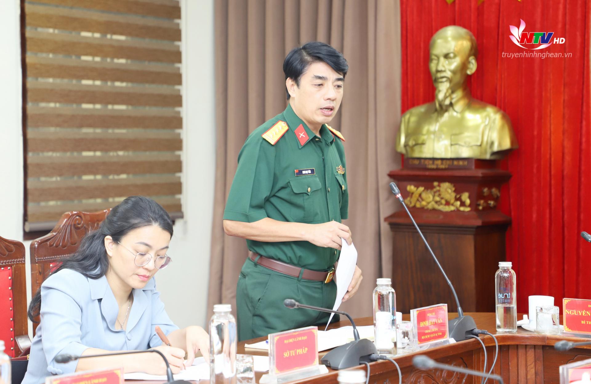 Đại tá Đinh Bạt Văn - Chỉ huy trưởng Bộ Chỉ huy Quân sự tỉnh báo cáo tại hội nghị.