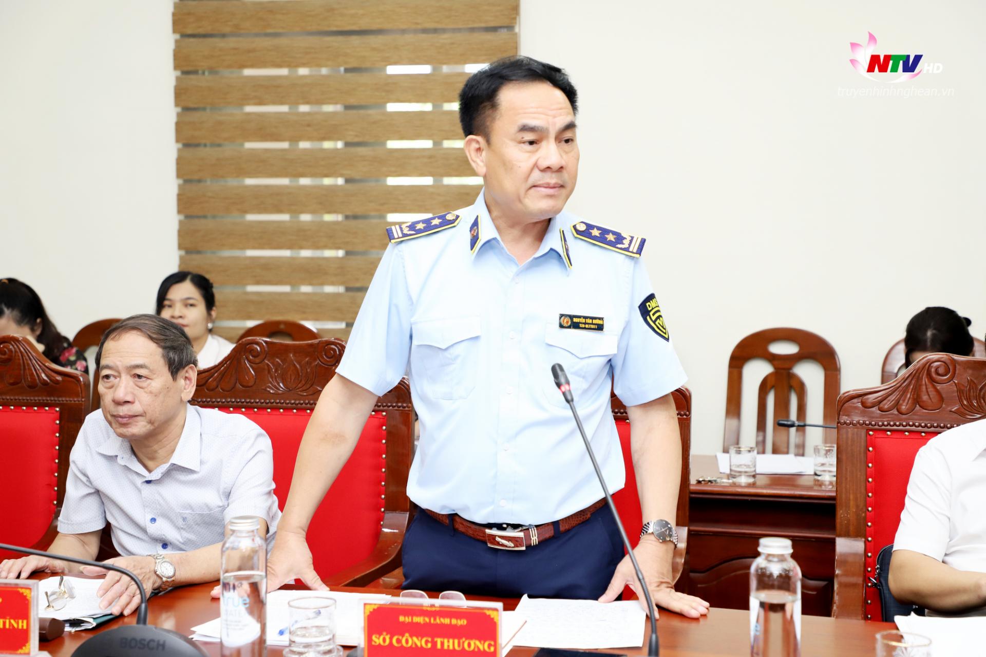 Đồng chí Nguyễn Văn Hường - Cục trưởng Cục Quản lý thị trường Nghệ An phát biểu tại hội nghị.