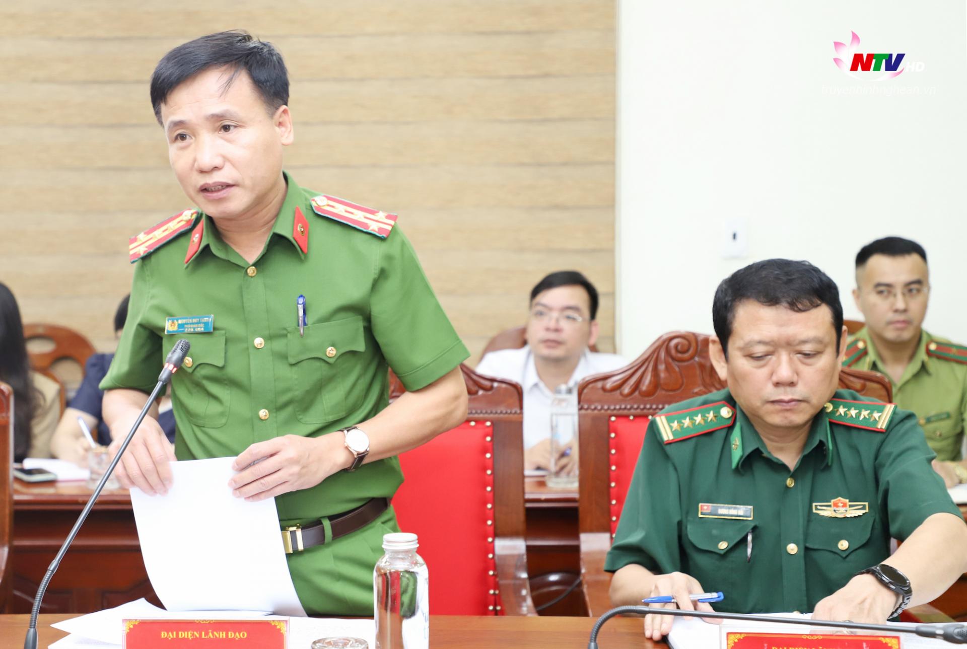Đại tá Nguyễn Duy Thanh - Phó Giám đốc Công an tỉnh Nghệ An báo cáo tại hội nghị.