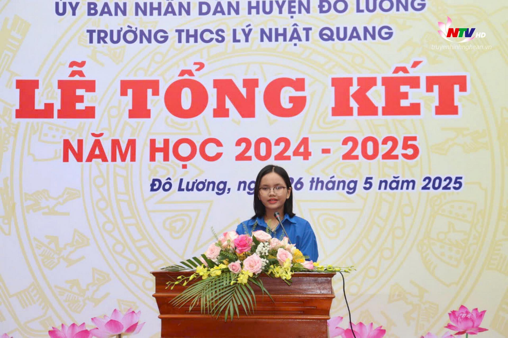 Băng Tâm phát biểu tại buổi Tổng kết năm học của Trường THCS Lý Nhật Quang.