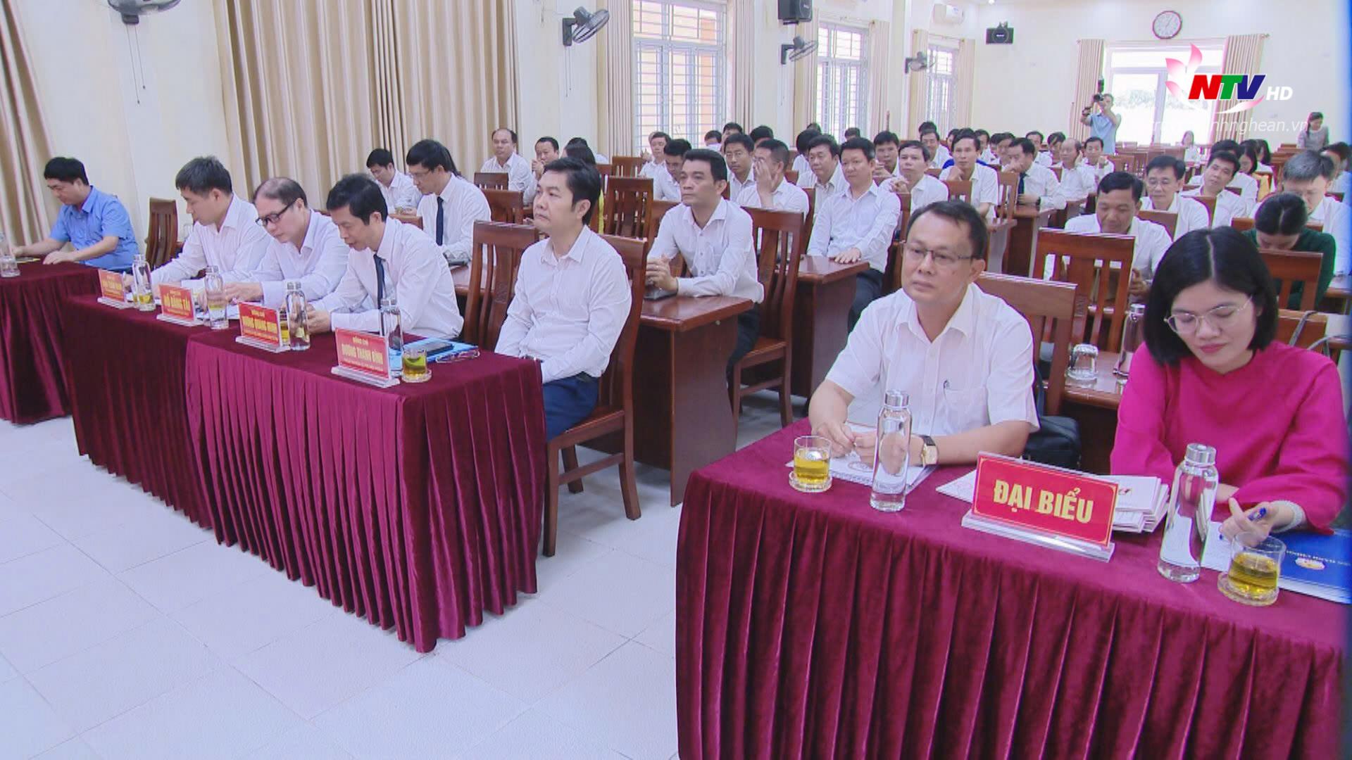 Các đại biểu dự lễ bế giảng.