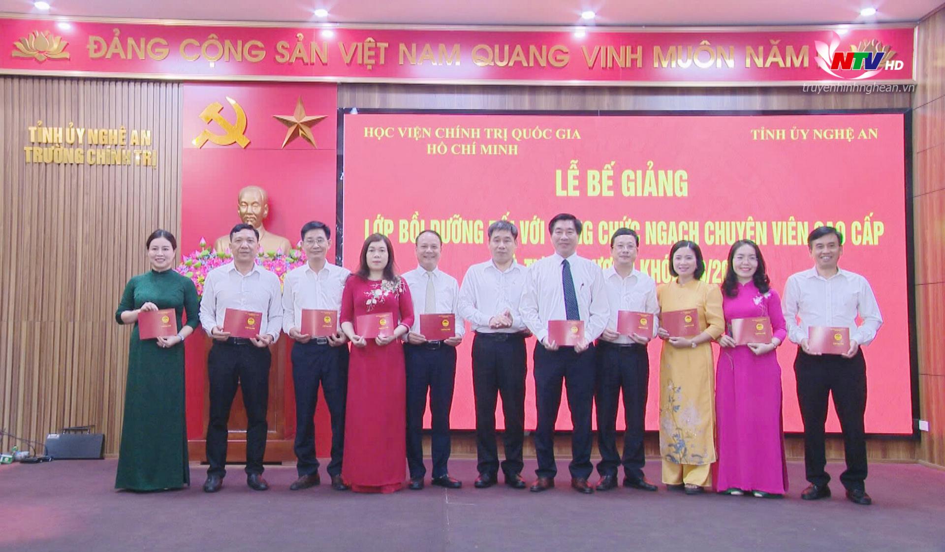 Thay mặt Học viện Chính trị Quốc gia Hồ Chí Minh, đồng chí Đậu Tuấn Nam - Vụ trưởng Vụ Quản lý đào tạo bồi dưỡng Học viện Chính trị Quốc gia Hồ Chí Minh trao giấy chứng nhận cho các học viên. 