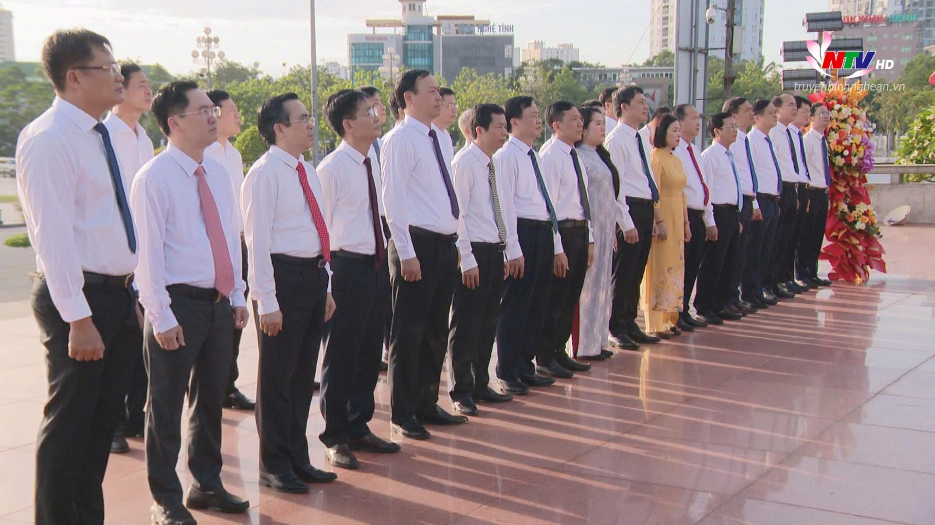 Các đại biểu Lớp bồi dưỡng Công chức ngạch Chuyên viên Cao cấp tỉnh Nghệ An dâng hoa, tưởng niệm trước Tượng đài Bác Hồ.