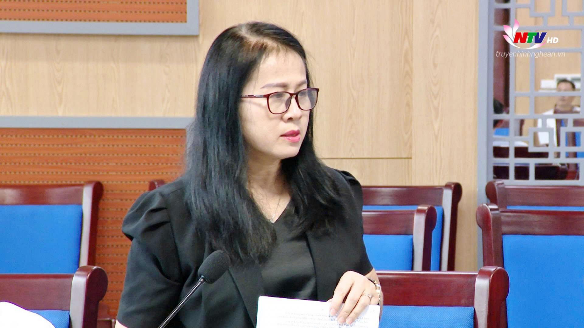 Đồng chí Lục Thị Liên - Phó trưởng Ban Văn hoá và Xã hội HĐND tỉnh nêu ý kiến thẩm tra tại cuộc họp.