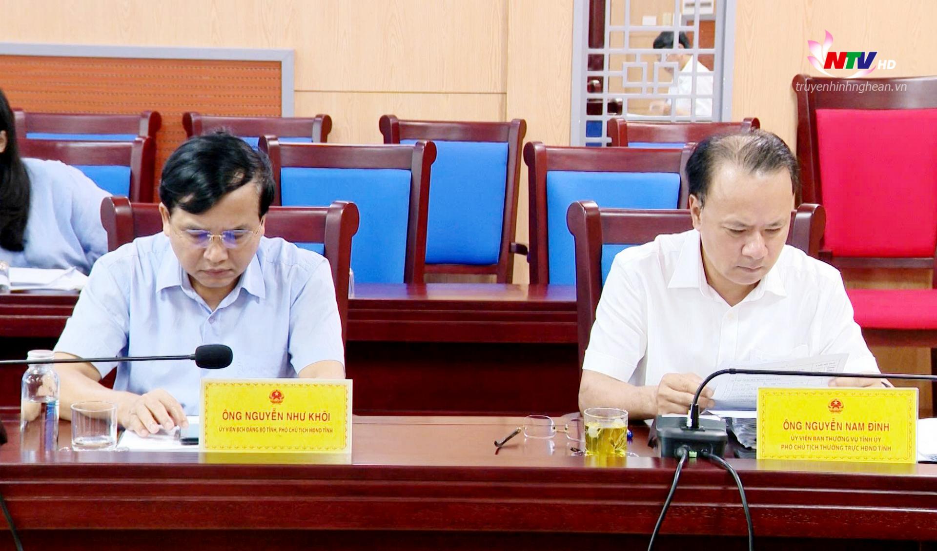 Các đồng chí Thường trực HĐND tỉnh tham dự cuộc họp thẩm tra.