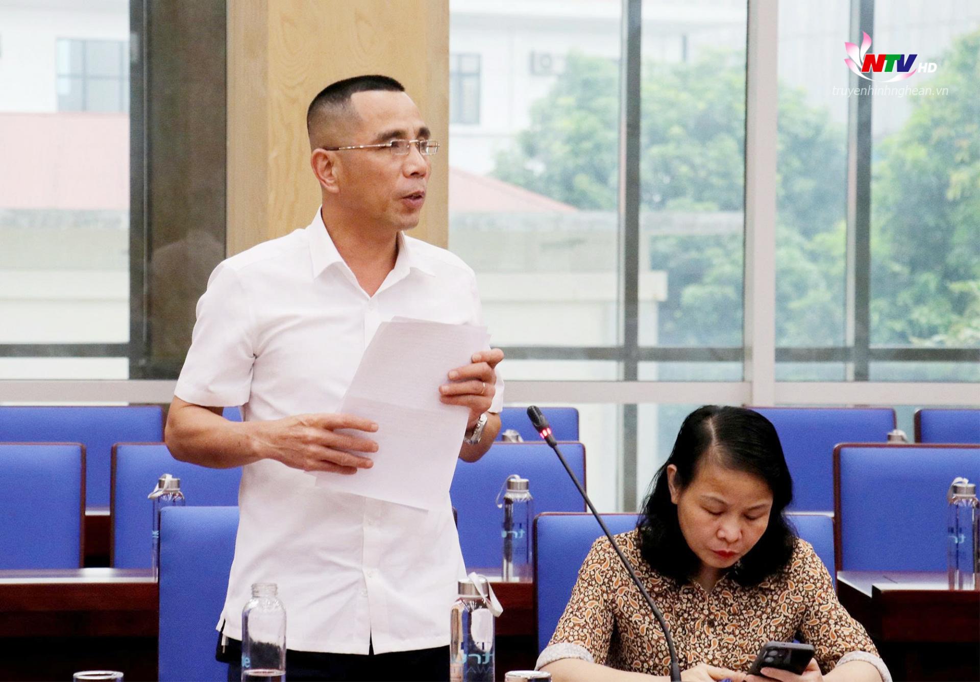 Phó Chủ tịch UBND huyện Diễn Châu Trần Mạnh Hiên phát biểu tại cuộc họp.