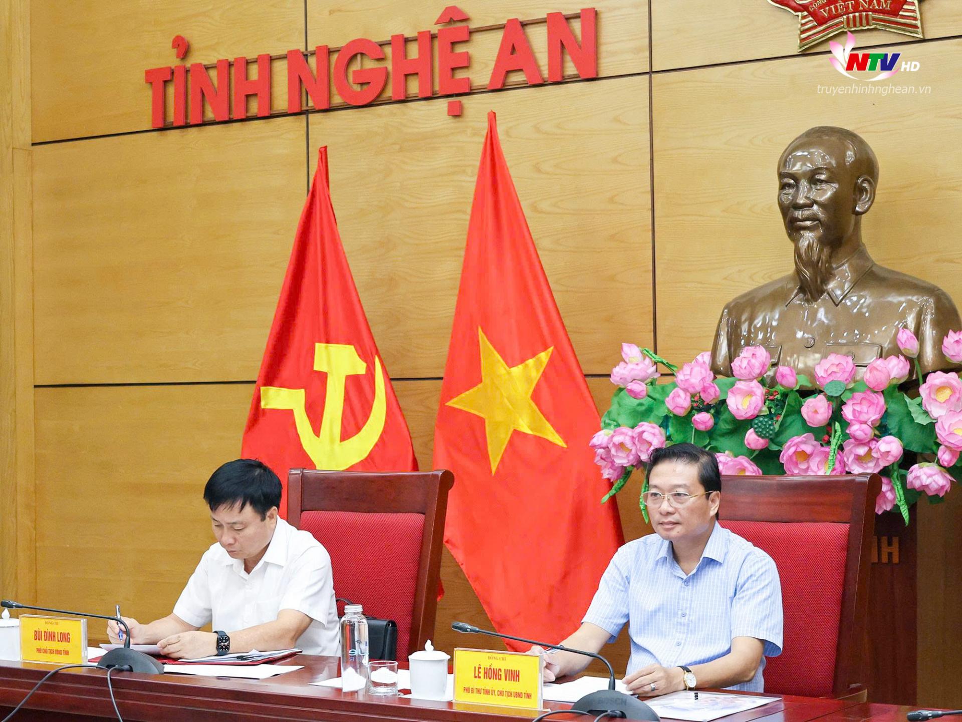 Các đồng chí: Lê Hồng Vinh - Phó Bí thư Tỉnh ủy, Chủ tịch UBND tỉnh; Bùi Đình Long - Ủy viên Ban Chấp hành Đảng bộ tỉnh, Phó Chủ tịch UBND tỉnh chủ trì tại điểm cầu UBND tỉnh Nghệ An.