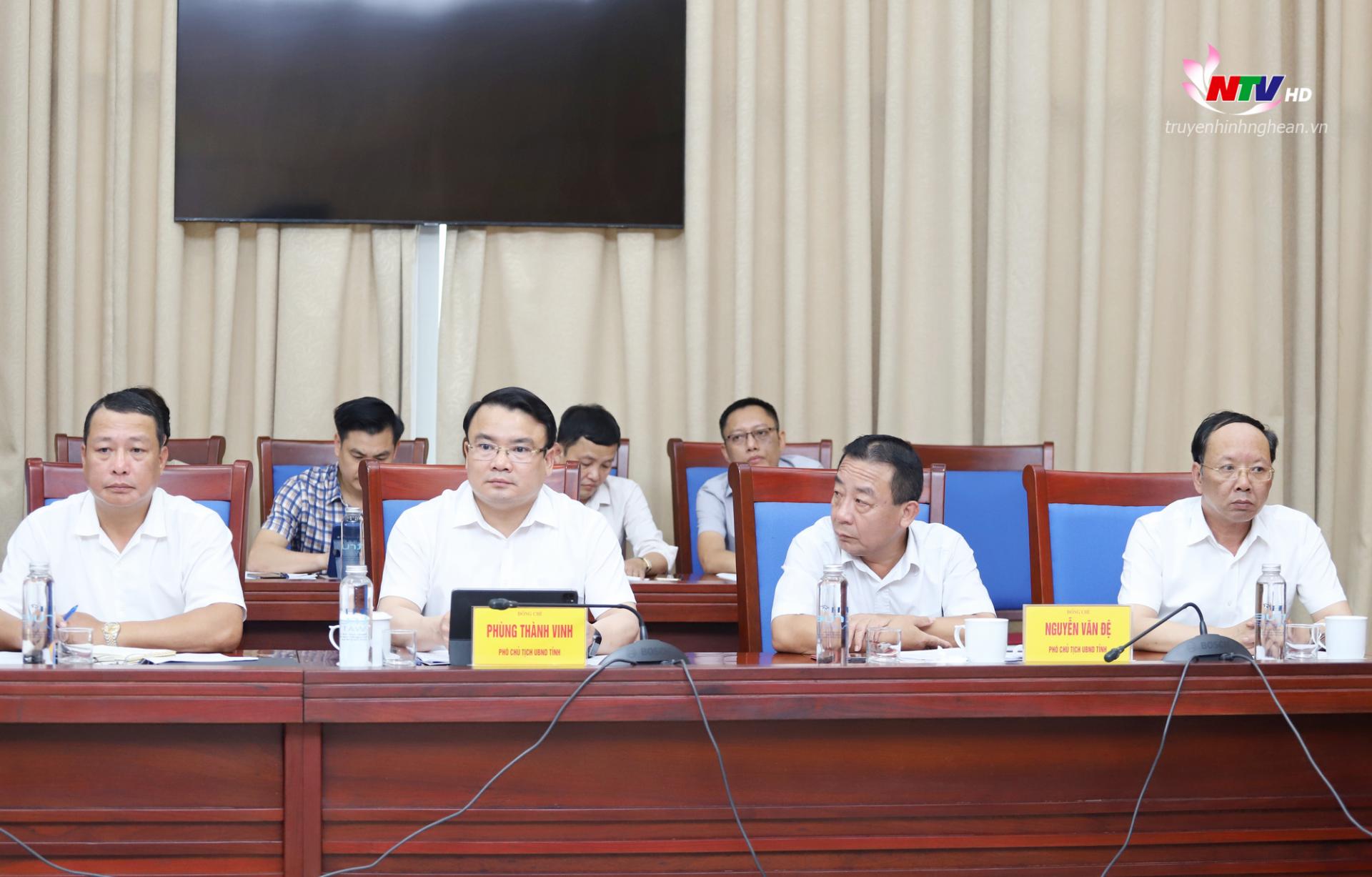 Lãnh đạo UBND tỉnh và các Sở, ngành dự cuộc họp.