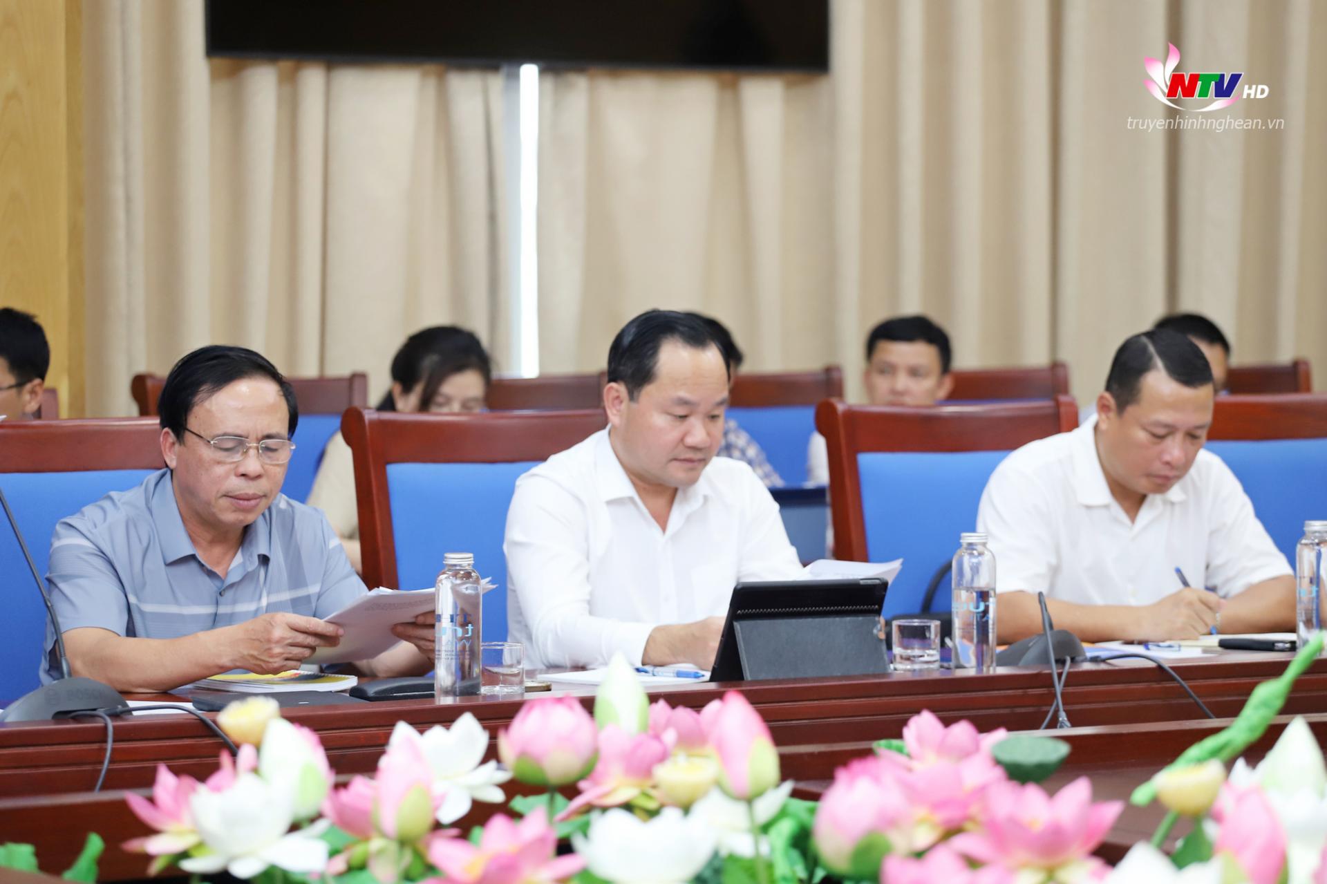 Lãnh đạo các Sở, ban ngành dự cuộc họp.