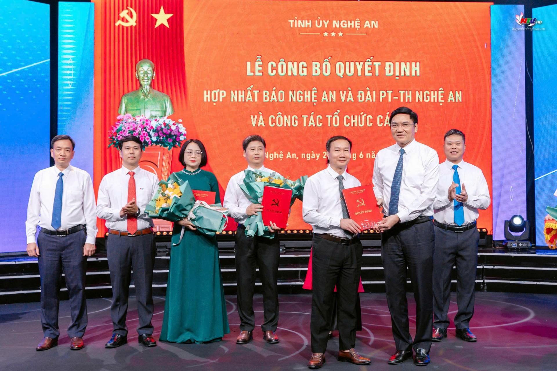 Đồng chí Hoàng Nghĩa Hiếu - Phó Bí thư Thường trực Tỉnh ủy, Chủ tịch HĐND tỉnh trao Quyết định điều động, bổ nhiệm đồng chí Trần Văn Hùng - Phó Tổng Biên tập Báo Nghệ An giữ chức Phó Tổng Biên tập Báo và Đài Phát thanh - Truyền hình Nghệ An.