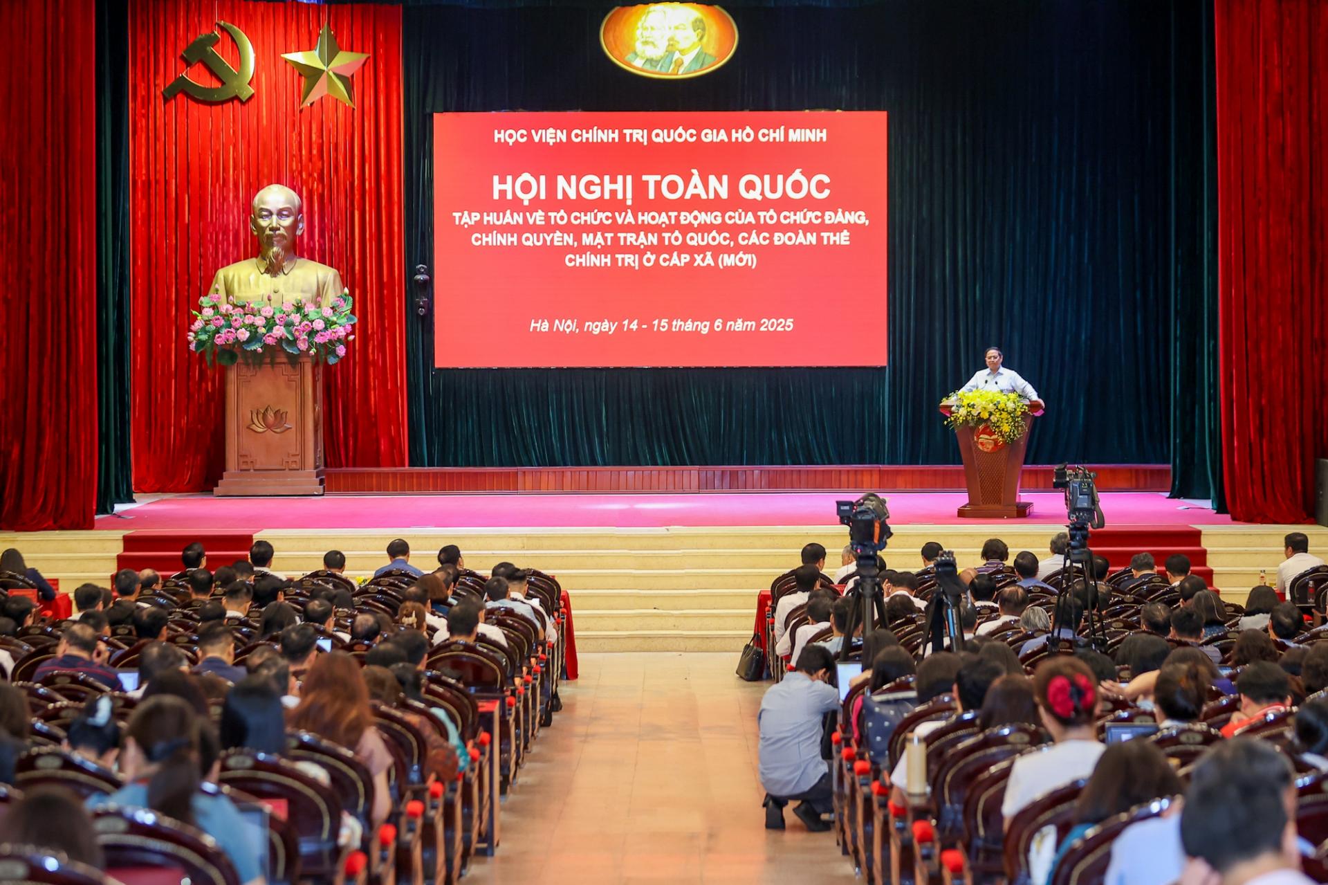 Thủ tướng nêu rõ, điều quan trọng nhất của cuộc cách mạng về tổ chức bộ máy là chuyển đổi trạng thái sang kiến tạo, chủ động phục vụ, giải quyết các công việc, vấn đề của người dân và doanh nghiệp, gần dân, sát dân, bám dân, bám cơ sở.