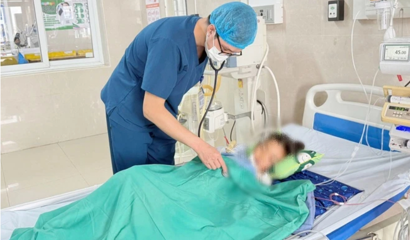 Bác sĩ thăm khám cho bệnh nhi. Ảnh: BVCC.