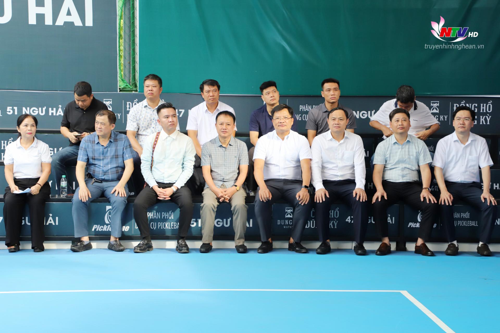 Các đại biểu dự lễ khai mạc.