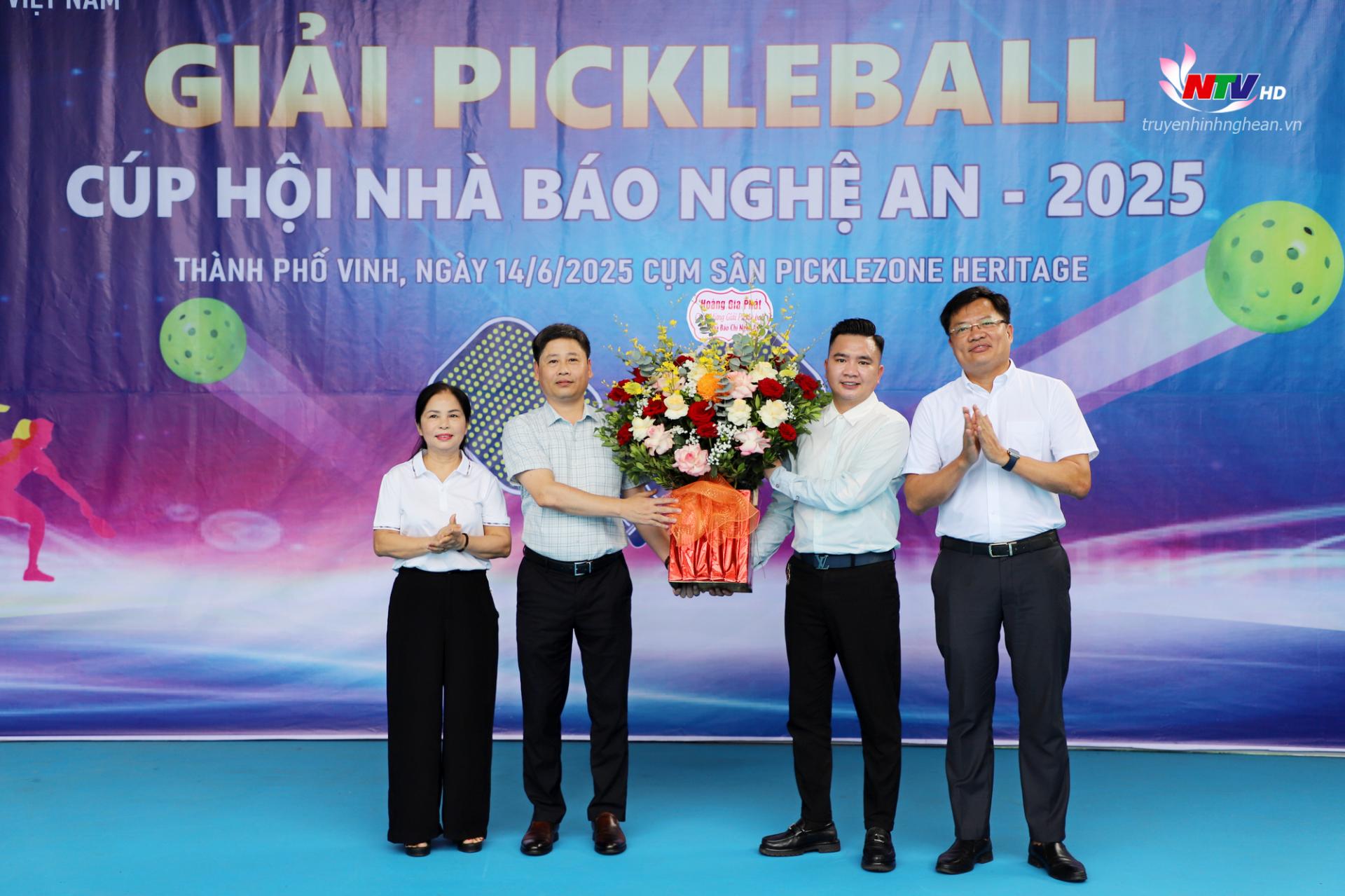 Ông Hoàng Nguyễn Trọng Dũng - Ủy viên UBMTTQ Việt Nam tỉnh Nghệ An, Chủ tịch Hoàng Gia Phát Group tặng lẵng hoa chúc mừng giải đấu.