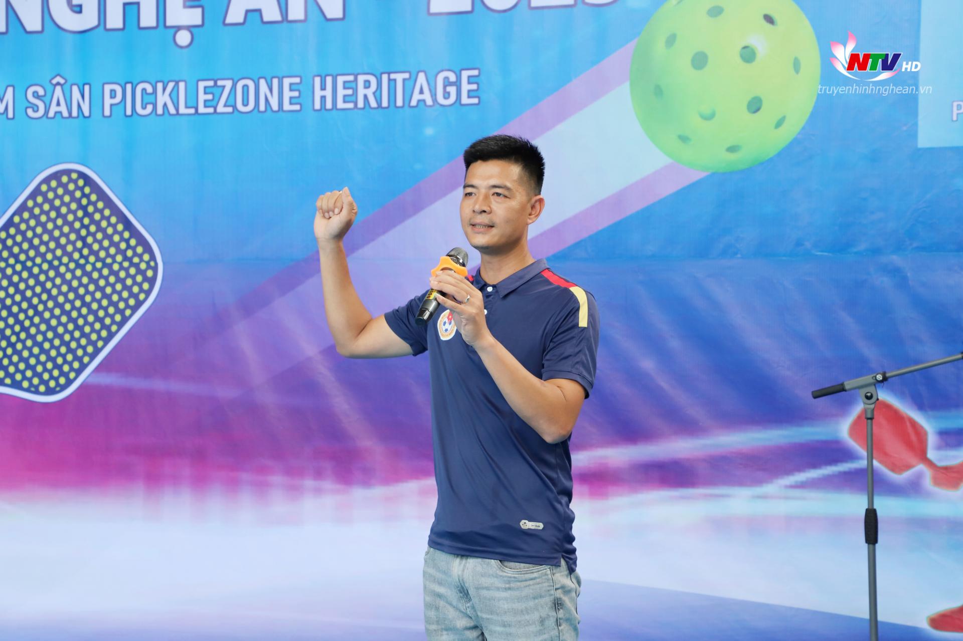 Đại diện tổ trọng tài tuyên thề.