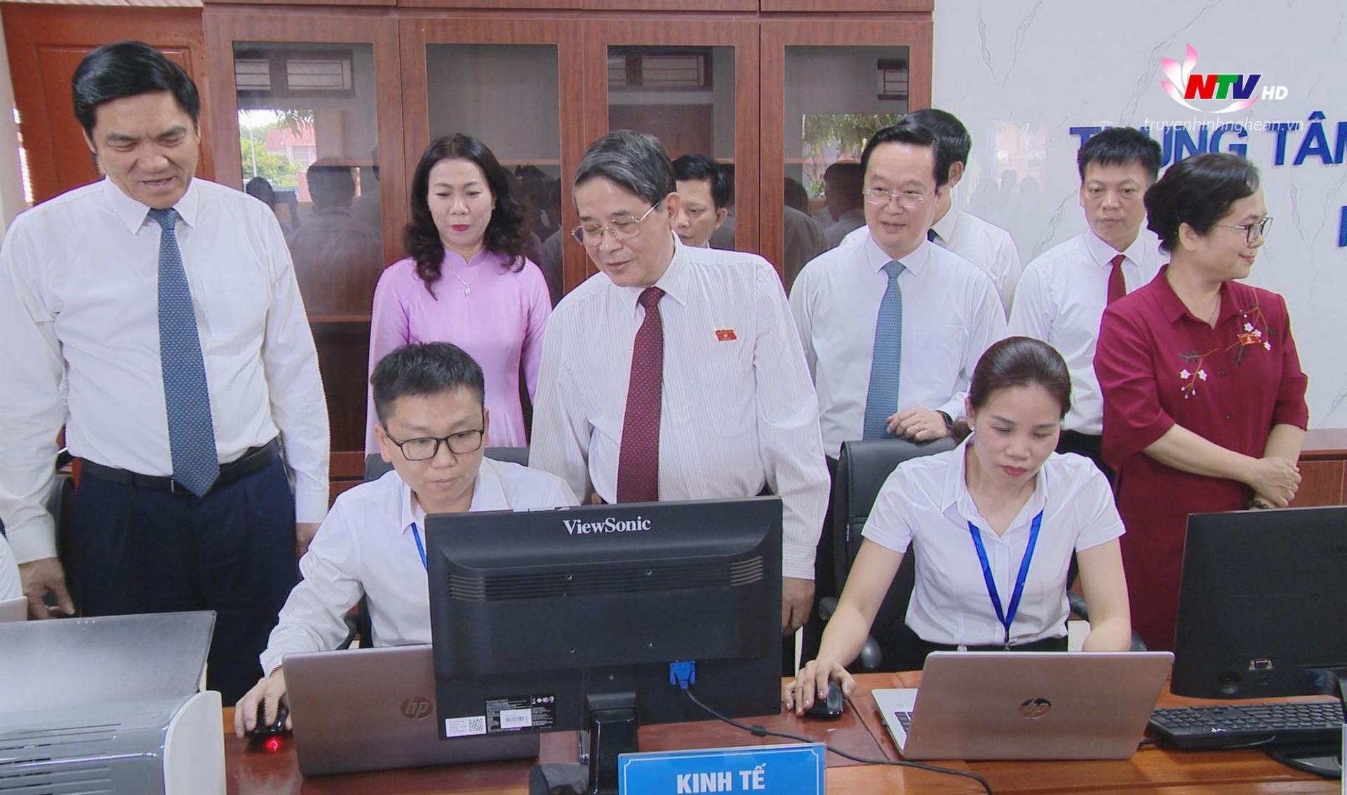 Phó Chủ tịch Quốc hội Nguyễn Đức Hải khảo sát thực tế tại Trung tâm hành chính công phường Vinh Phú, Thành phố Vinh, Nghệ An.