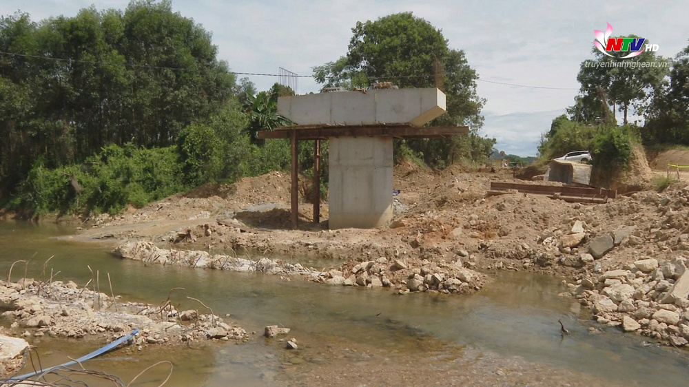 Cầu Bình Oanh nối xã Thành Sơn (Anh Sơn) và xã Thạch Ngàn (Con Cuông).