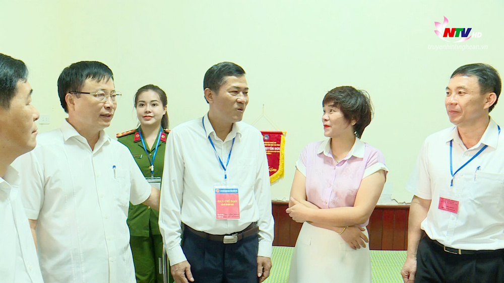 Đồng chí Bùi Đình Long động viên những cán bộ làm nhiệm vụ đặc biệt tại Kỳ thi tốt nghiệp THPT năm 2025.