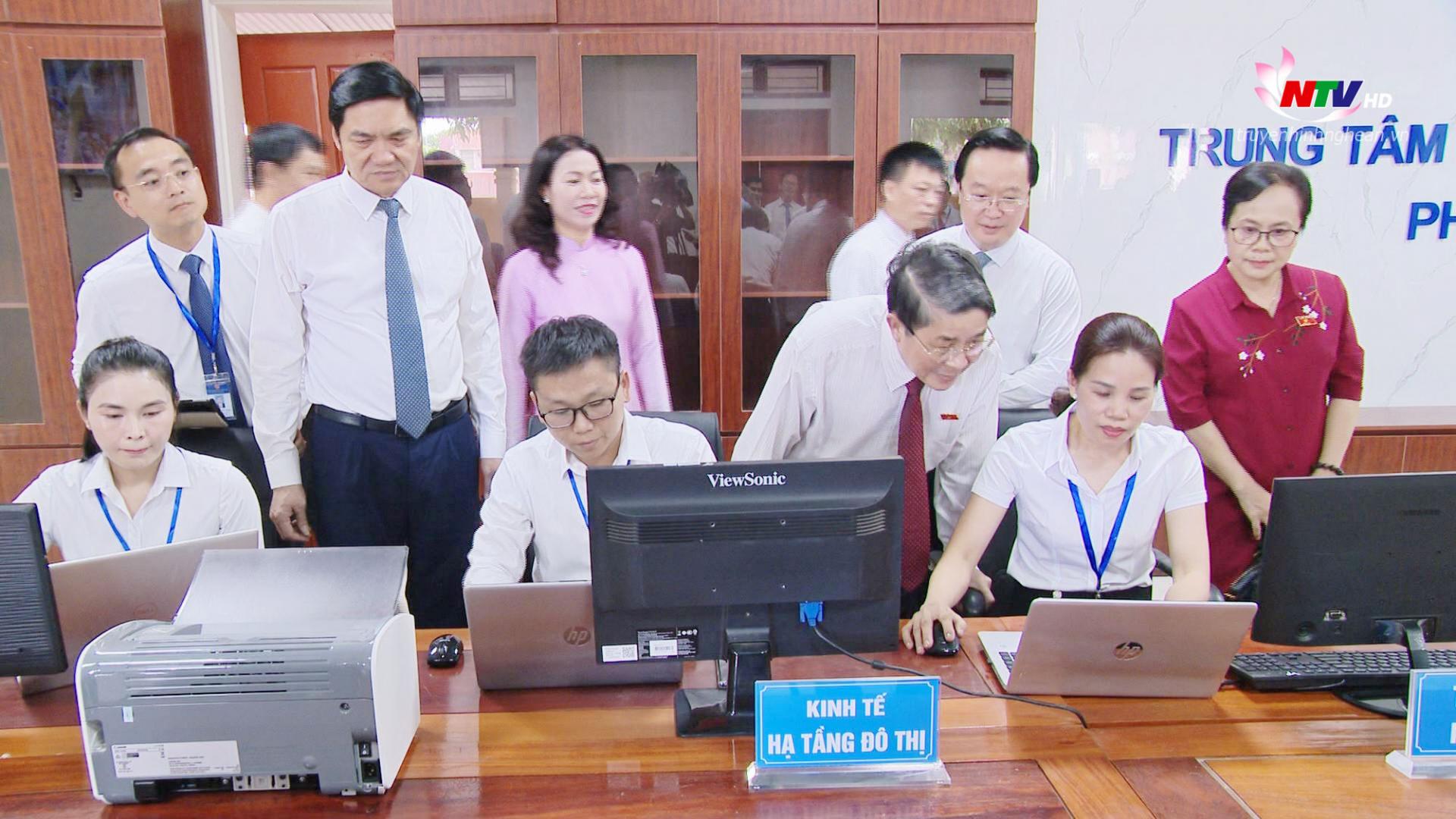 Phó Chủ tịch Quốc hội Nguyễn Đức Hải khảo sát thực tế tại Trung tâm hành chính công phường Vinh Phú, Thành phố Vinh, Nghệ An.