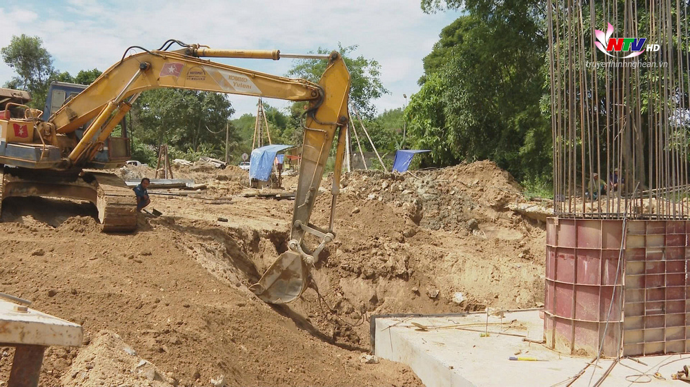 Cầu Bình Oanh nối xã Thành Sơn (Anh Sơn) và xã Thạch Ngàn (Con Cuông).