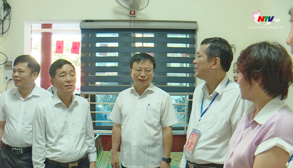 Đồng chí Bùi Đình Long động viên những cán bộ làm nhiệm vụ đặc biệt tại Kỳ thi tốt nghiệp THPT năm 2025.