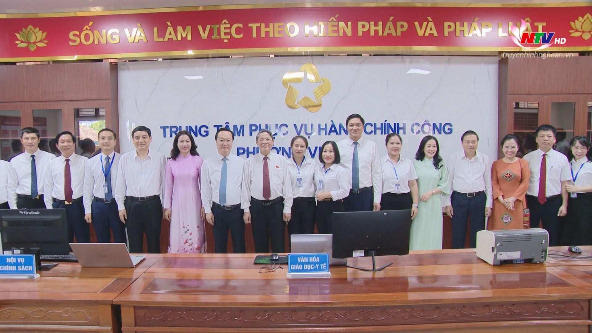 Phó Chủ tịch Quốc hội Nguyễn Đức Hải cùng các thành viên trong đoàn công tác chụp ảnh lưu niệm cùng cán bộ, công chức, viên chức Trung tâm hành chính công phường Vinh Phú, Thành phố Vinh, Nghệ An.