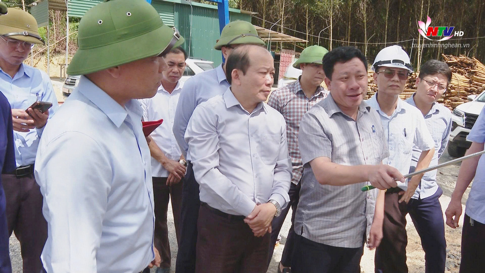 Đoàn công tác nghe báo cáo triển khai thực hiện dự án nâng cấp đường giao thông liên xã Thành Sơn, huyện Anh Sơn đi xã Thạch Ngàn, huyện Con Cuông.