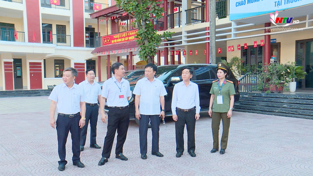 Đồng chí Bùi Đình Long và các thành viên trong Ban chỉ đạo đi kiểm tra công tác triển khai Kỳ thi tốt nghiệp THPT năm 2025 tại điểm thi Trường PTTH DTNT tỉnh.