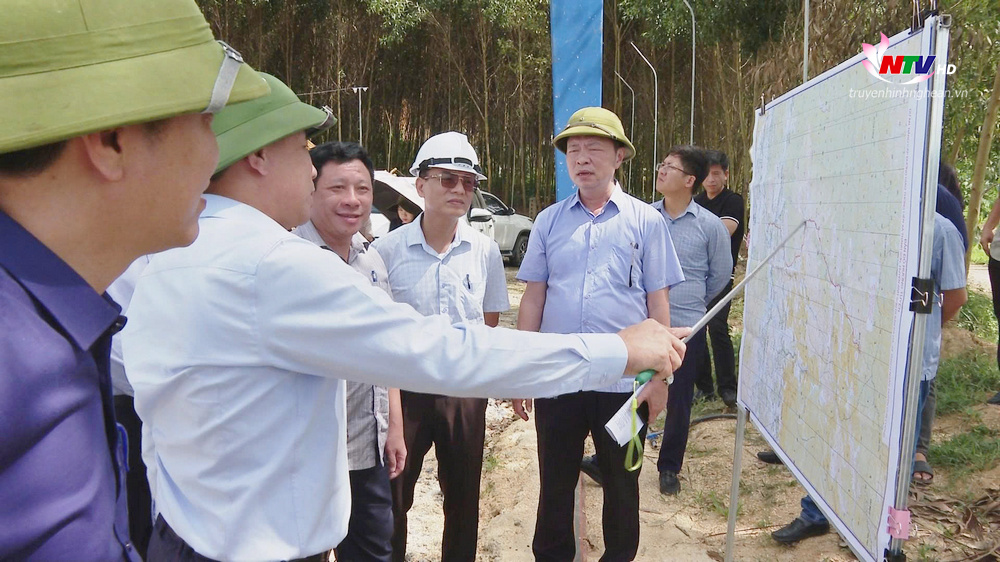 Phó Chủ tịch UBND tỉnh Hoàng Phú Hiền chỉ đạo tại hiện trường.