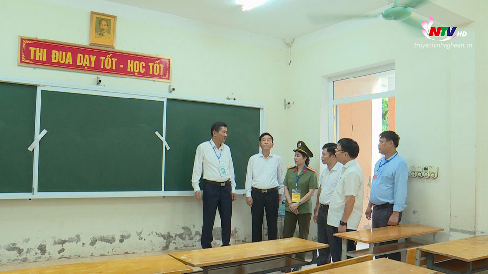 Đoàn công tác kiểm tra phòng thi trước giờ thí sinh bước vào phòng thi làm thủ tục.