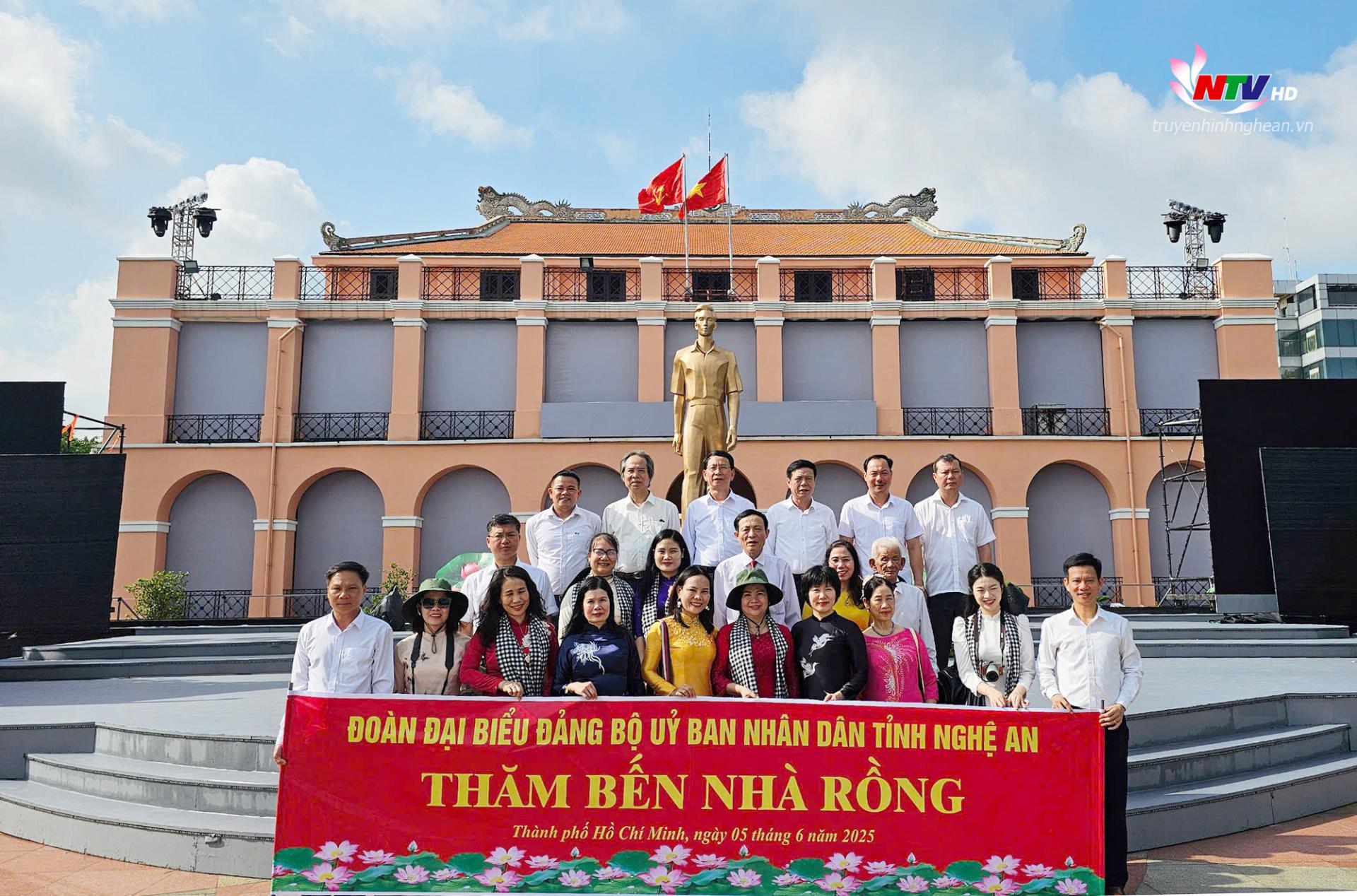 Đoàn đại biểu chụp ảnh lưu niệm tại bến Nhà Rồng.