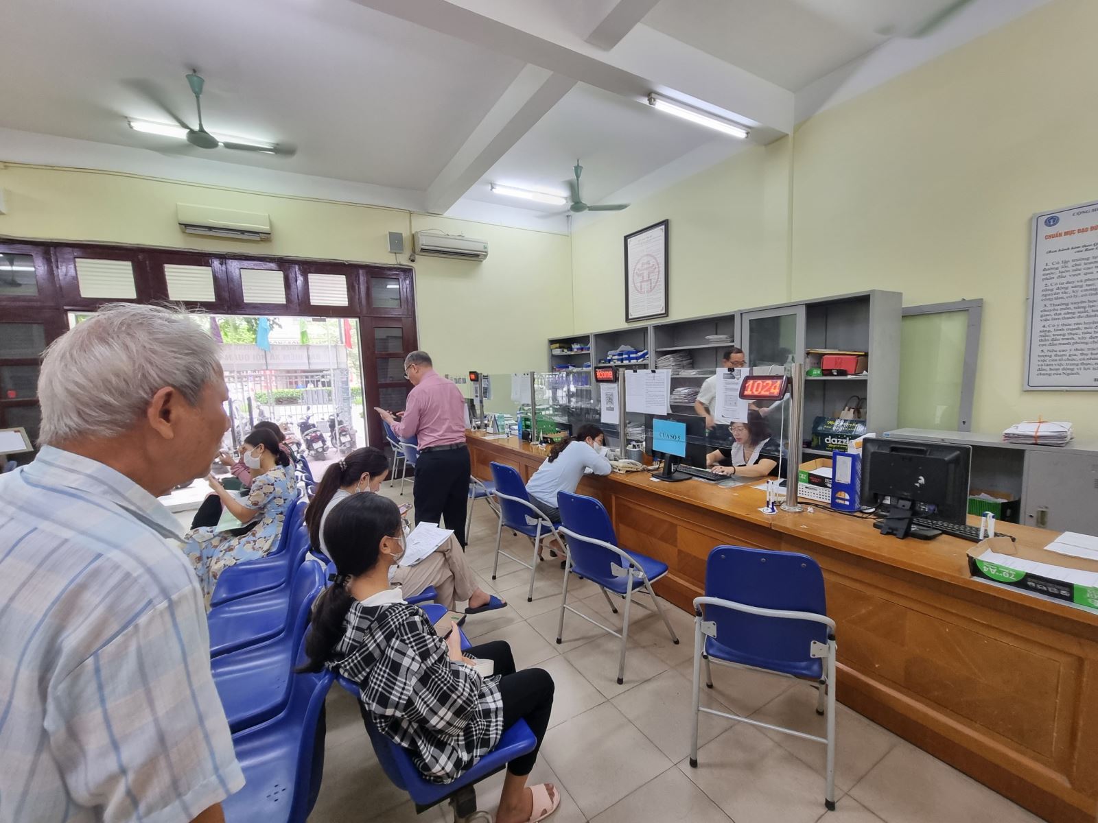 Người dân đến giao dịch tại bộ phận một cửa của BHXH quận Cầu Giấy, Hà Nội. Ảnh minh họa: XC