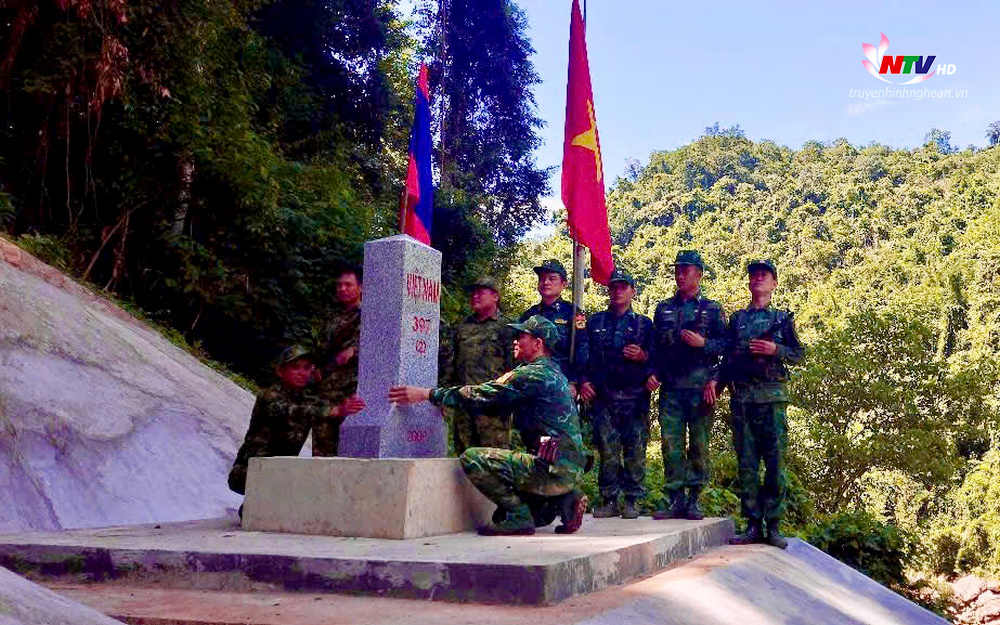 Đội hình tuần tra Đồn Biên phòng Mỹ Lý, Bộ đội Biên phòng Nghệ An, Việt Nam và Đại đội Biên phòng 217, Bộ Chỉ huy Quân sự tỉnh Hủa Phăn, CHDCND Lào bắt đầu tuần tra song phương biên giới Việt Nam - Lào.