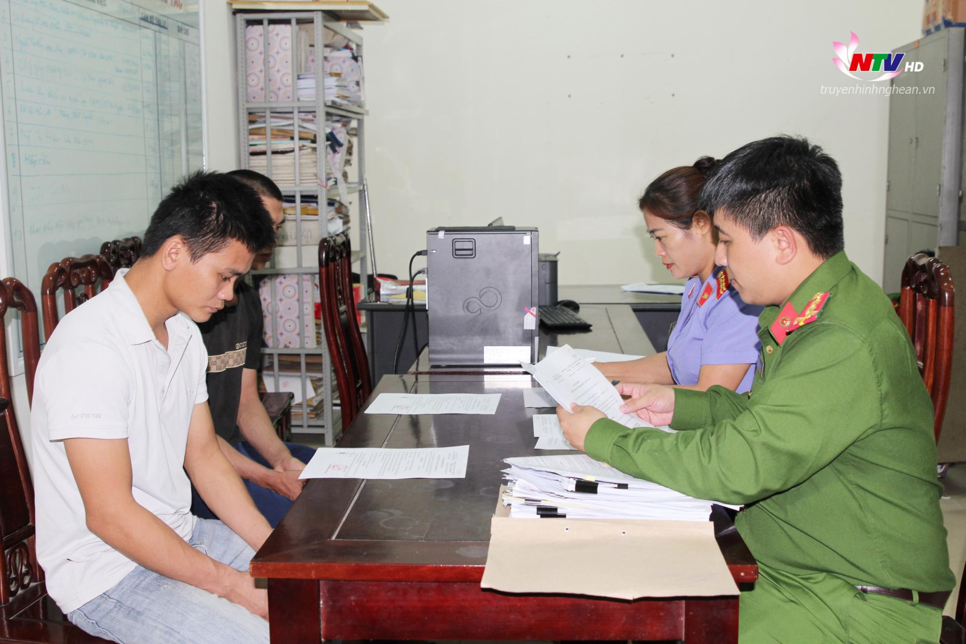 Hai đối tượng Trần Đình Hào và Phạm Đình Thế tại cơ quan công an.