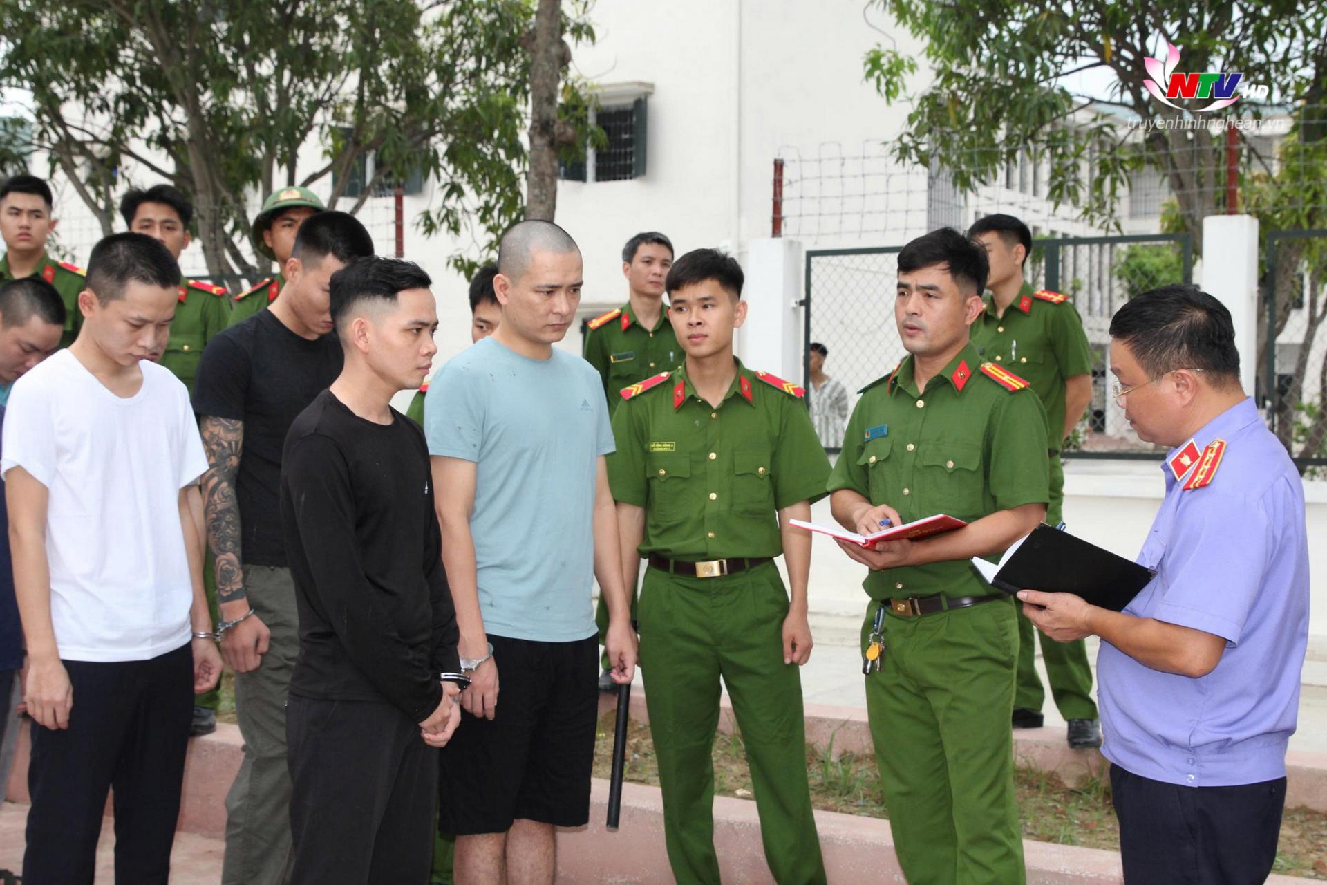 Cơ quan chức năng lấy lời khai các đối tượng trong đường dây tội phạm.