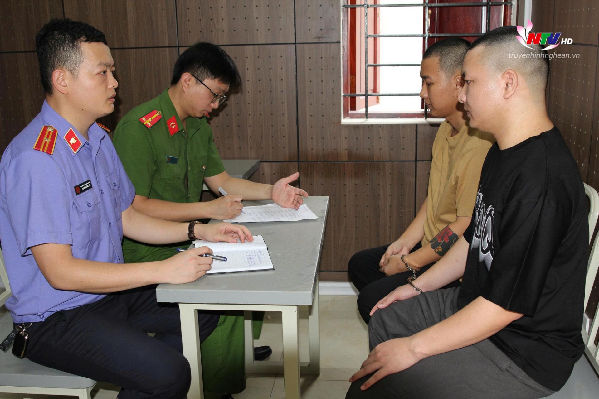 Cơ quan chức năng lấy lời khai các đối tượng trong đường dây tội phạm.