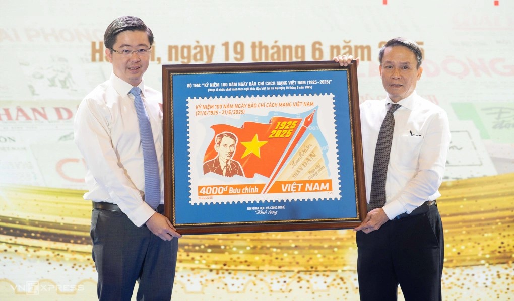 Thứ trưởng Khoa học và Công nghệ Bùi Hoàng Phương (trái) và Phó chủ tịch Hội nhà báo Việt Nam Nguyễn Đức Lợi tại lễ phát hành bộ tem đặc biệt Kỷ niệm 100 năm Ngày Báo chí cách mạng Việt Nam.