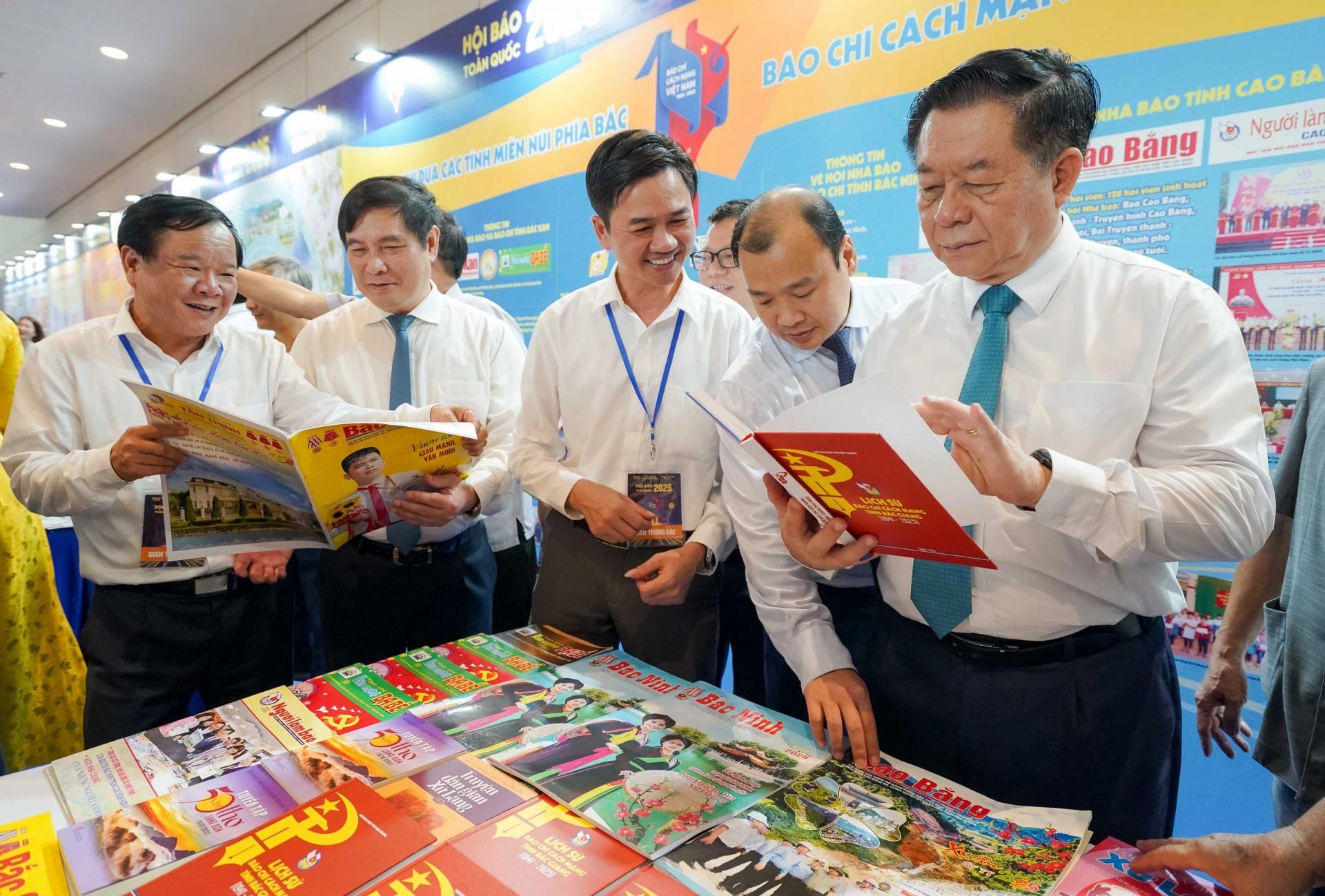 Trưởng ban Tuyên giáo và Dân vận trung ương Nguyễn Trọng Nghĩa (góc phải) thăm một gian trưng bày tại Hội Báo toàn quốc 2025.
