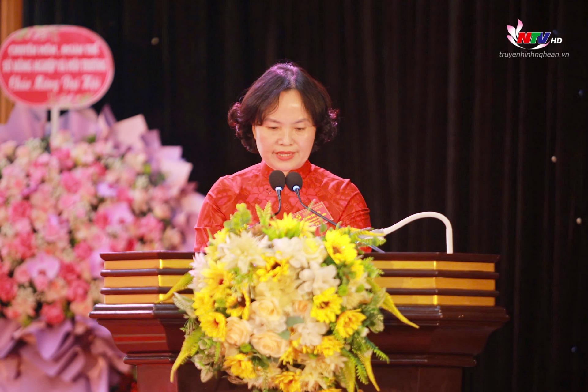 Đồng chí Võ Thị Nhung - Phó Bí thư Đảng uỷ, Phó Giám đốc Sở trình bày báo cáo chính trị tại Đại hội. 