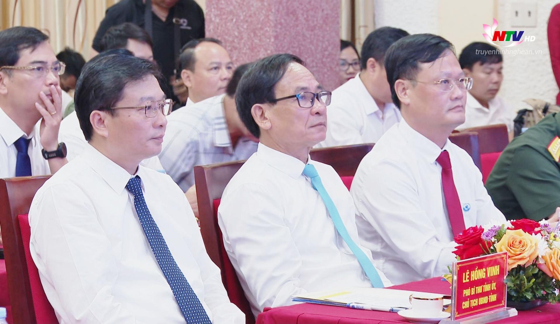 Các đại biểu dự buổi lễ.