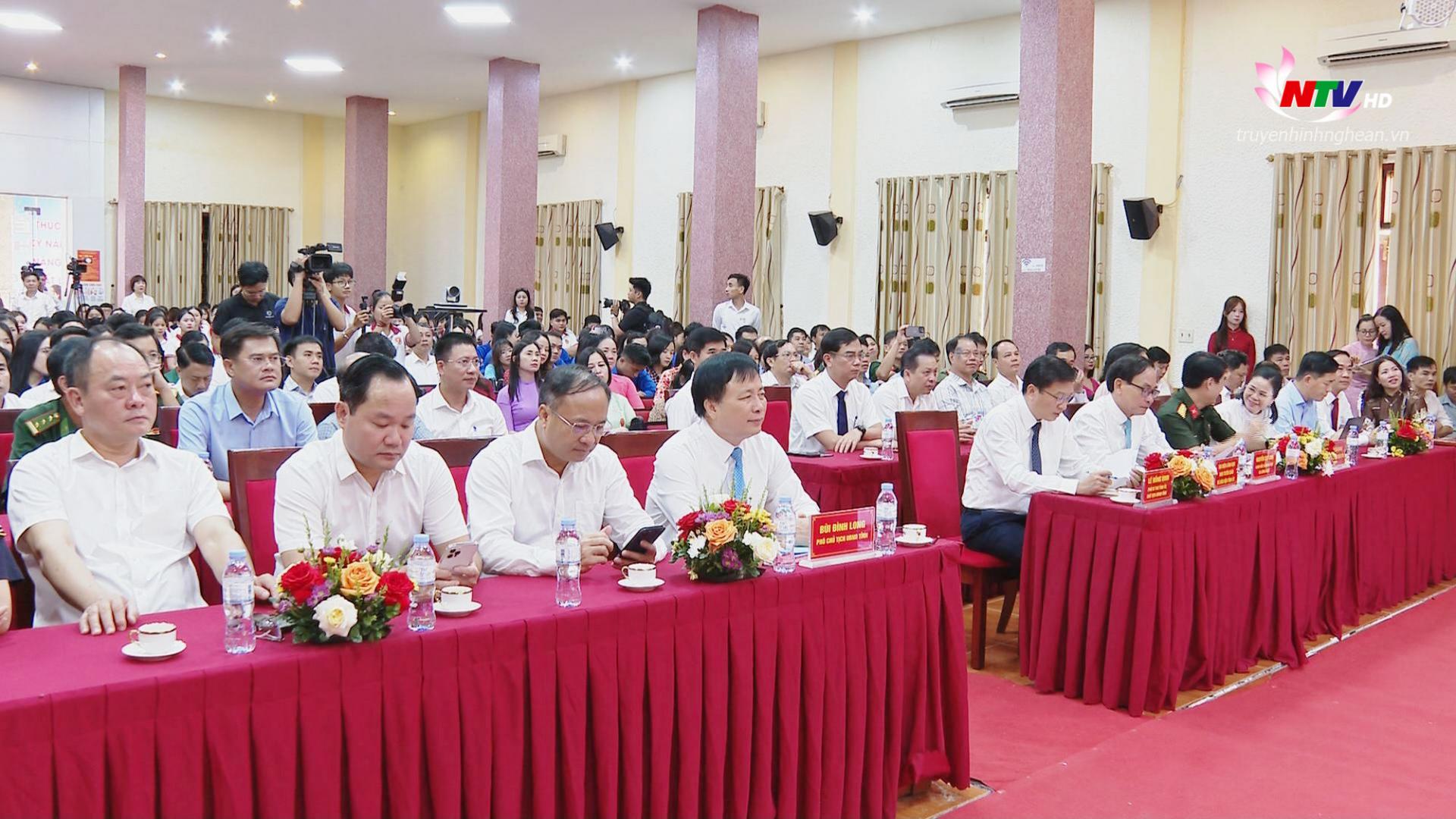 Các đại biểu dự buổi lễ.